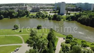 俄罗斯莫斯科Zelenograd胜利公园的大型城市池塘